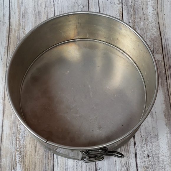 Early Black Friday! Vintage Cake Pan with Removable Bottom - Picture 3 of 5